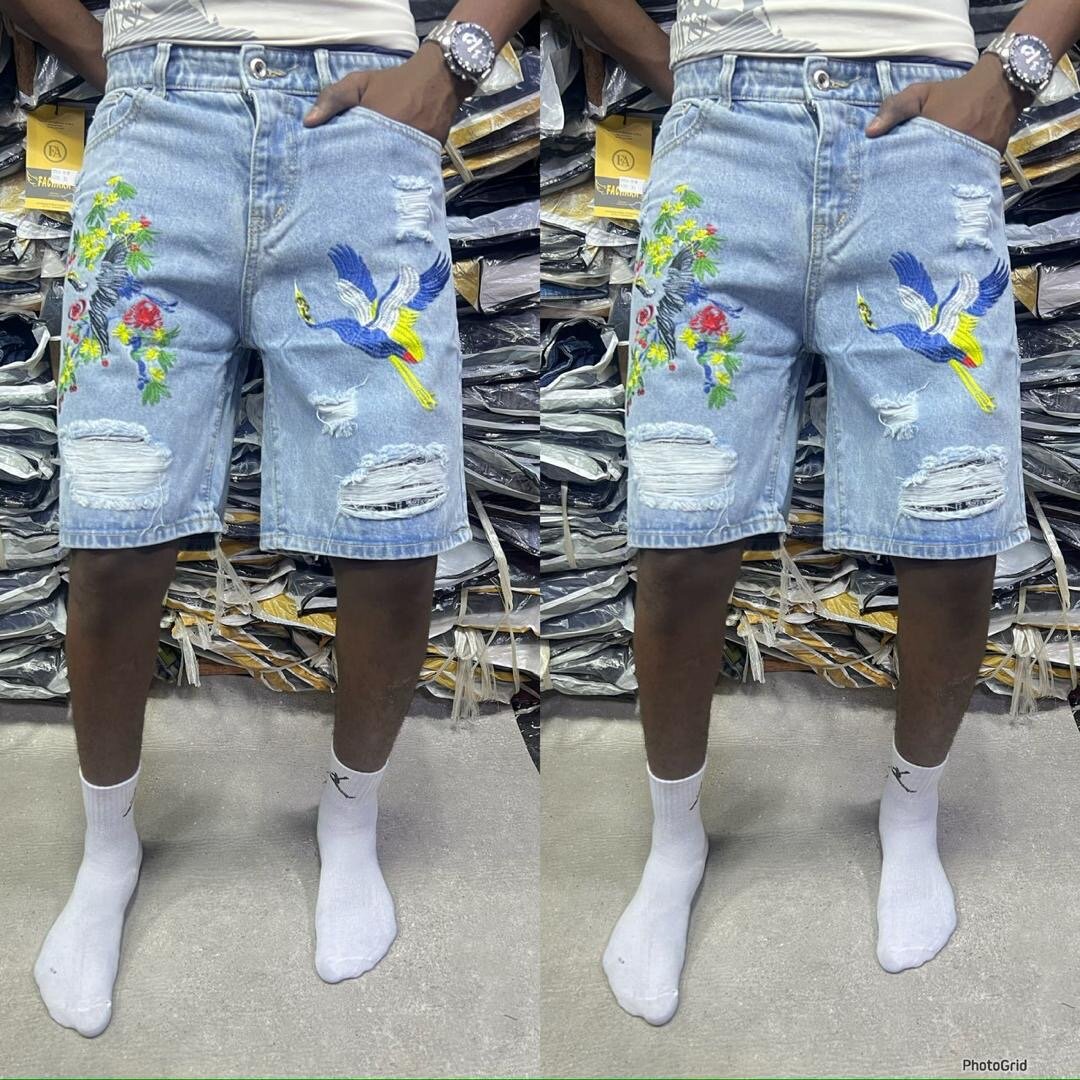 Shorts en jean à motifs fleuris