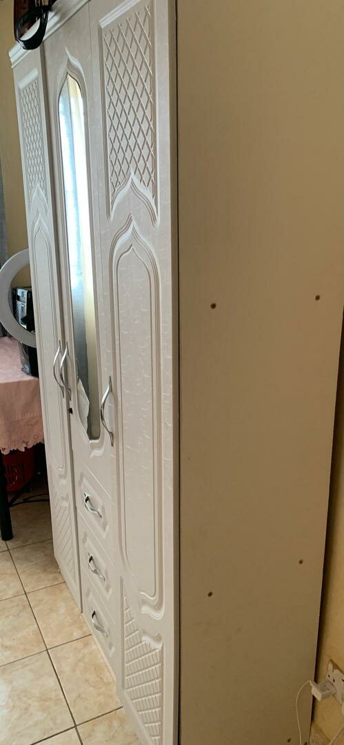 Walldrop white in colour