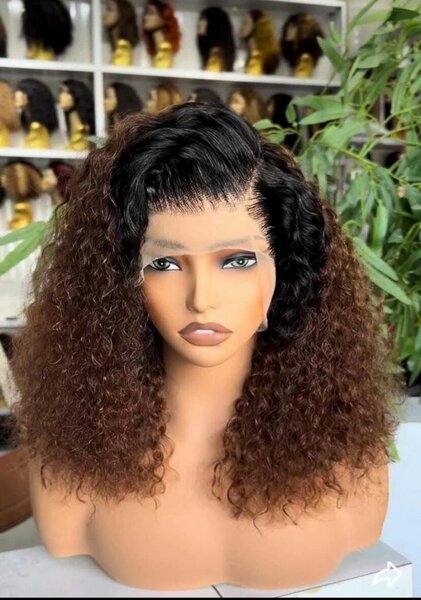 Perruque Bouclée en Dentelle