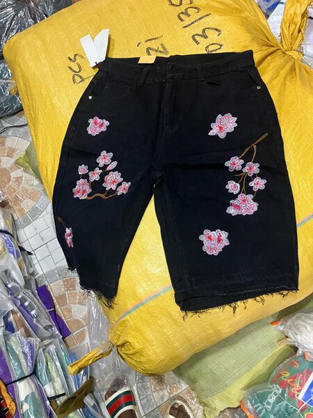Short en jean brodé floral
