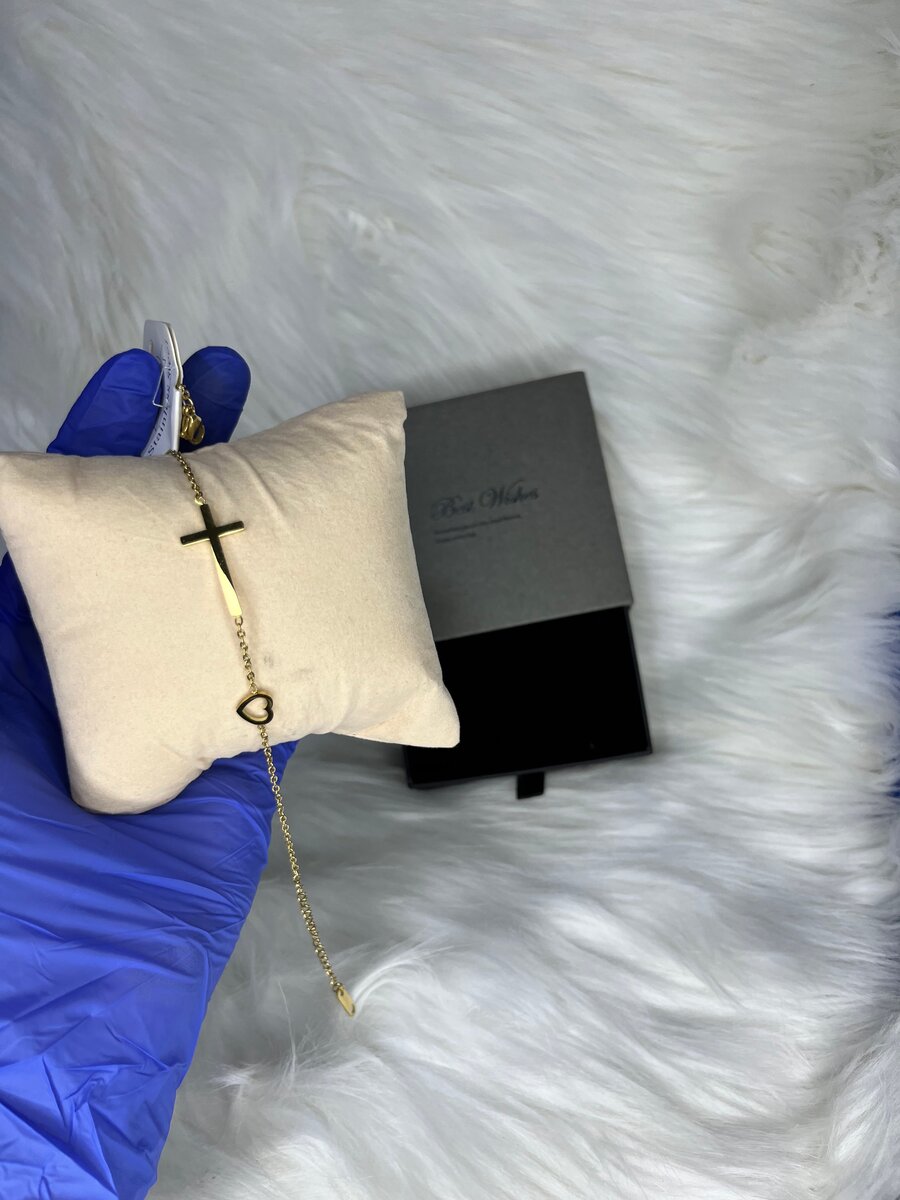 Bracelet doré avec pendentif