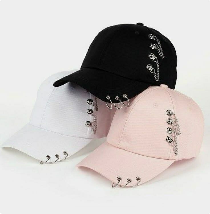 Chapeaux élégants avec décorations