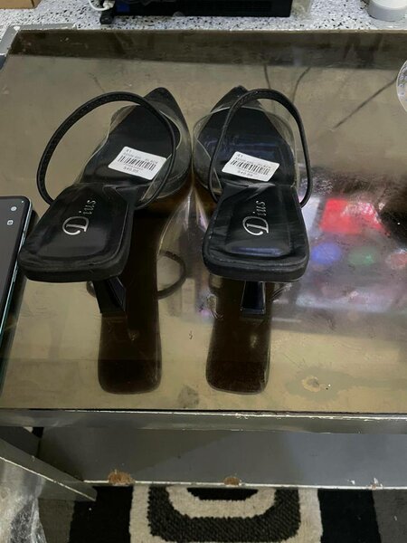 Sandales à talons transparents