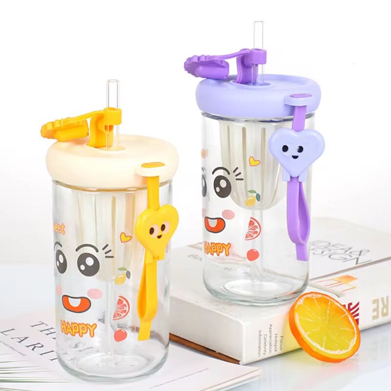 Gobelet en verre mignon avec paille