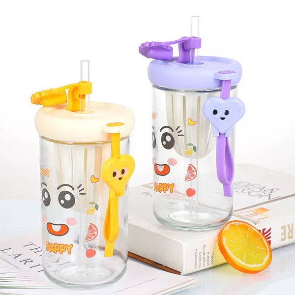 Gobelet en verre mignon avec paille