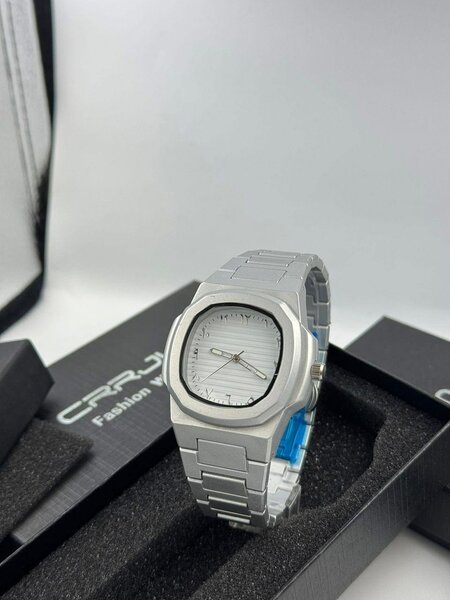 Montre élégante en acier inoxydable