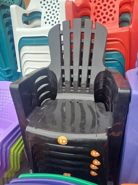 Chaises empilables en plastique