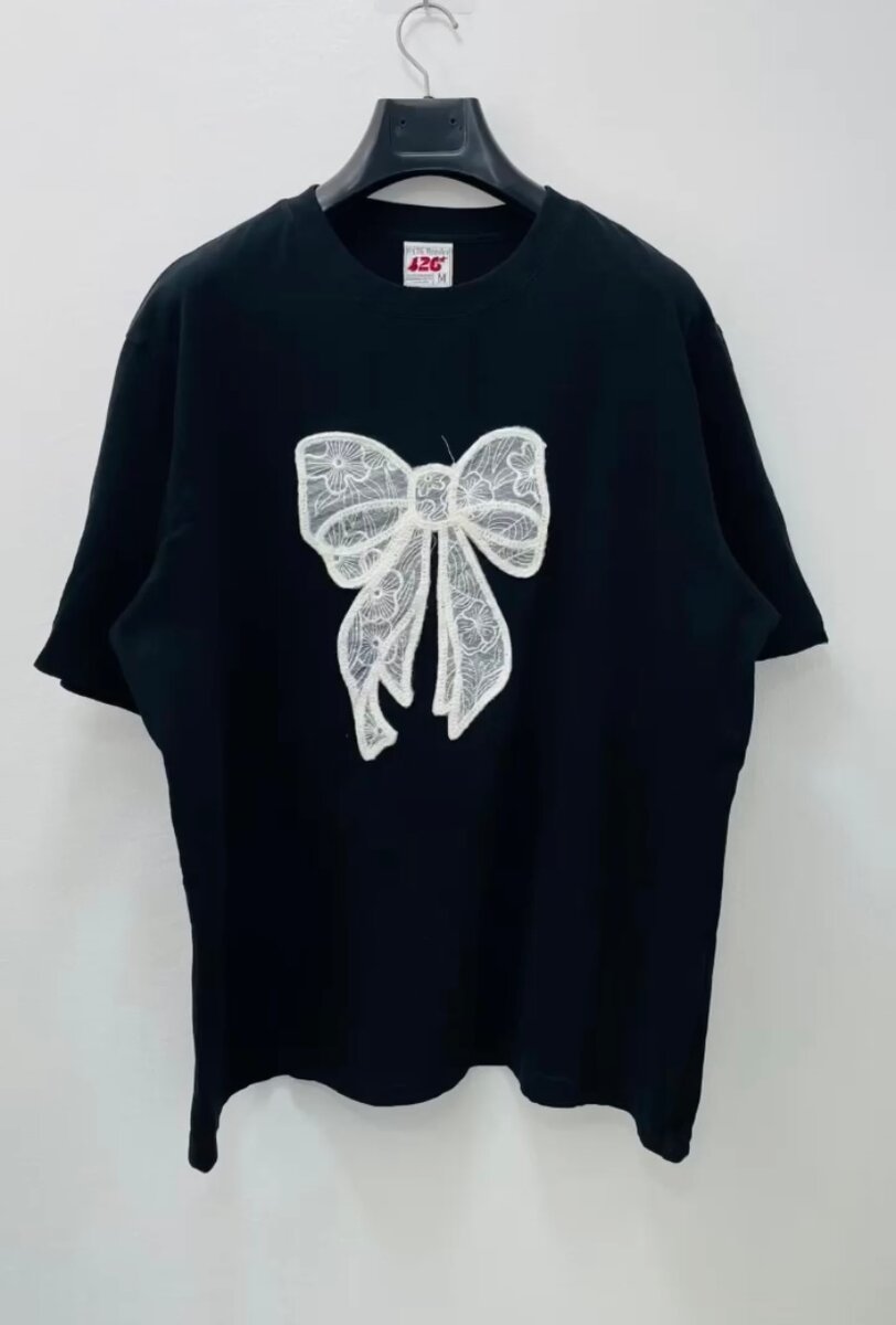 T-shirt noir avec nœud en dentelle