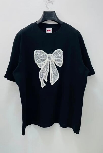 T-shirt noir avec nœud en dentelle