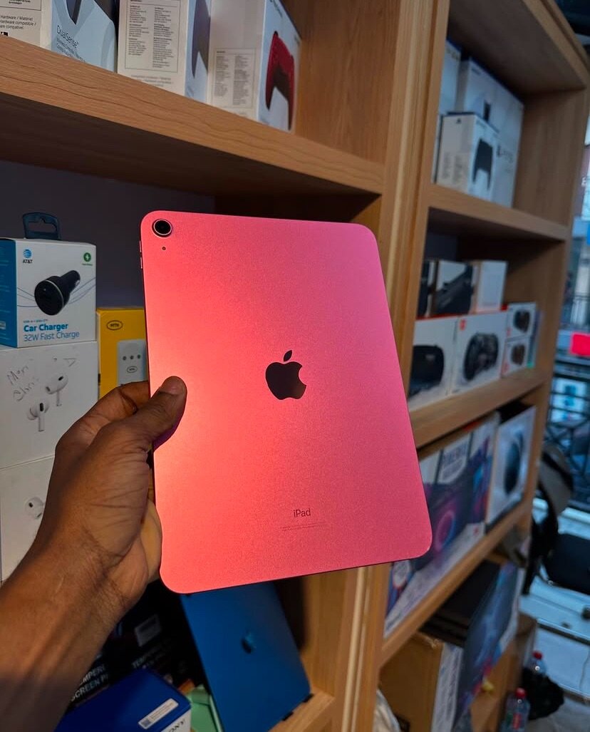 Apple iPad 10th Gen 64 WiFi slightly used without scratches