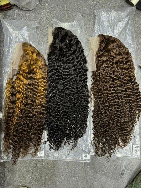 Perruques en dentelle bouclées