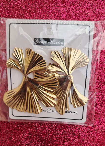 Boucles d'oreilles dorées modernes