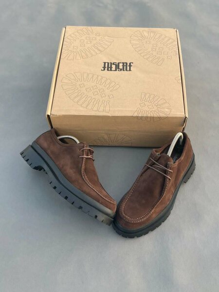 Chaussures en cuir marron robustes