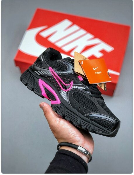 Baskets Nike noires et roses