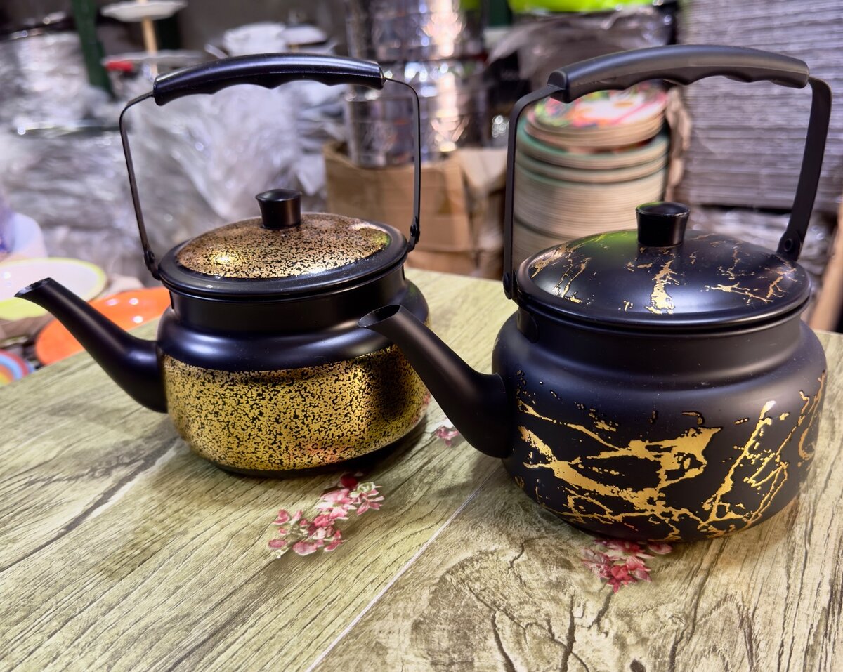 Théière élégante en fonte