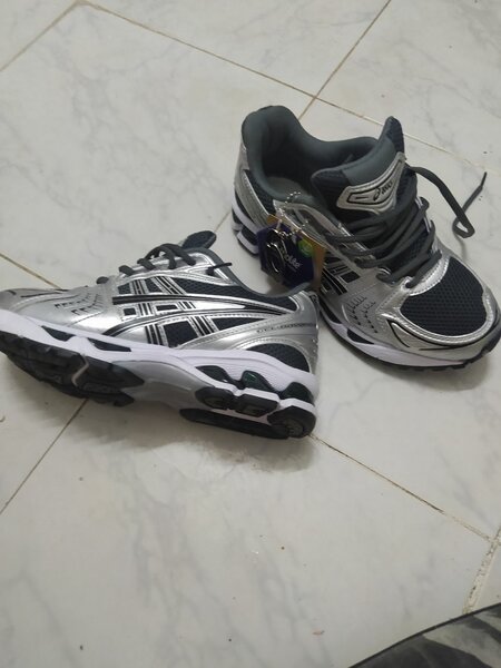 Chaussures de course argentées