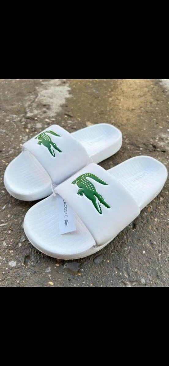 Claquettes blanches Lacoste