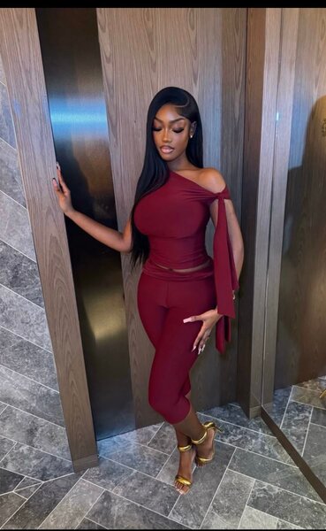 Tenue élégante bordeaux femme