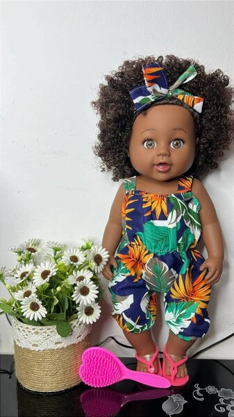 Poupée bébé avec tenue tropicale