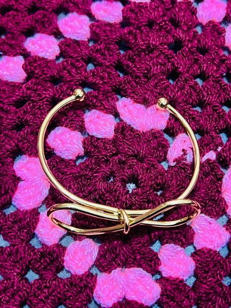 Bracelet doré entrecroisé