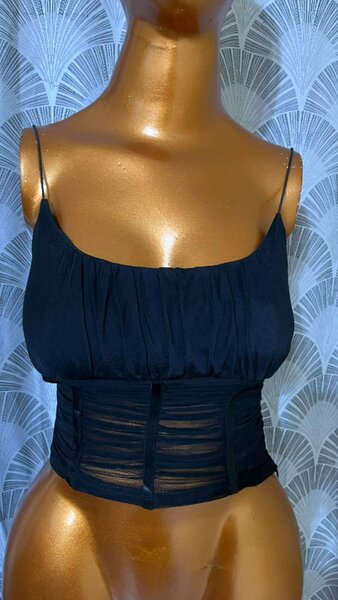 Top noir élégant femme