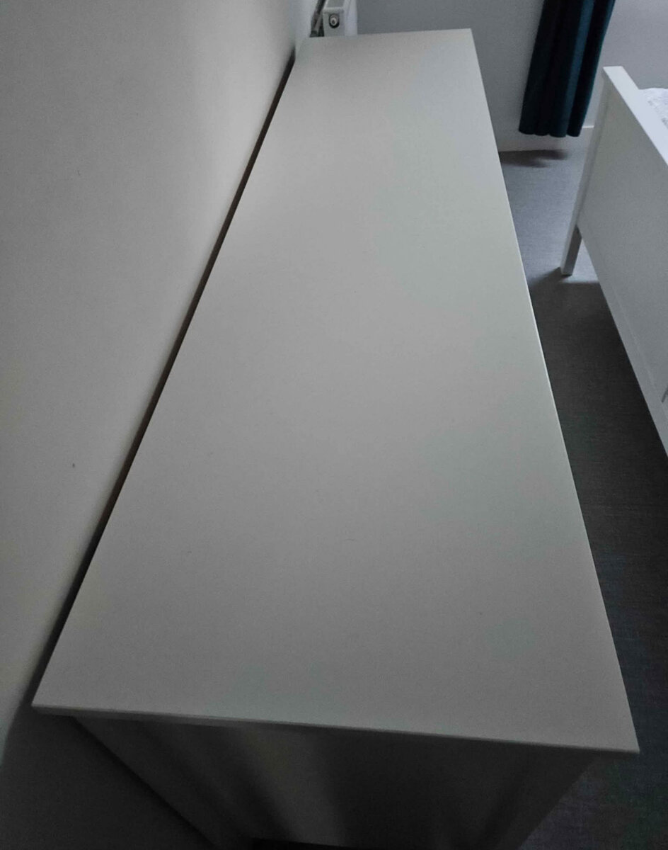 Commode blanche moderne à tiroirs