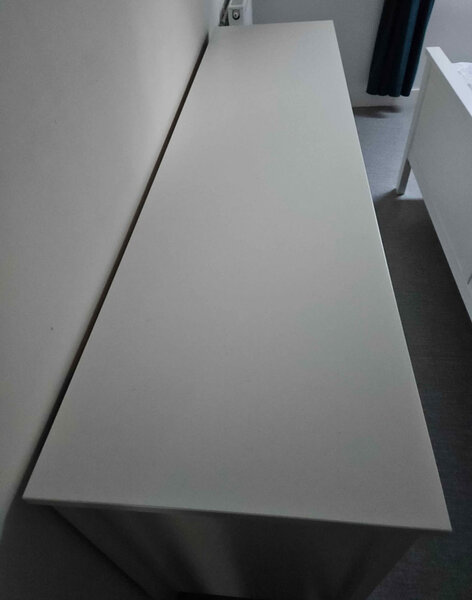 Commode blanche moderne à tiroirs