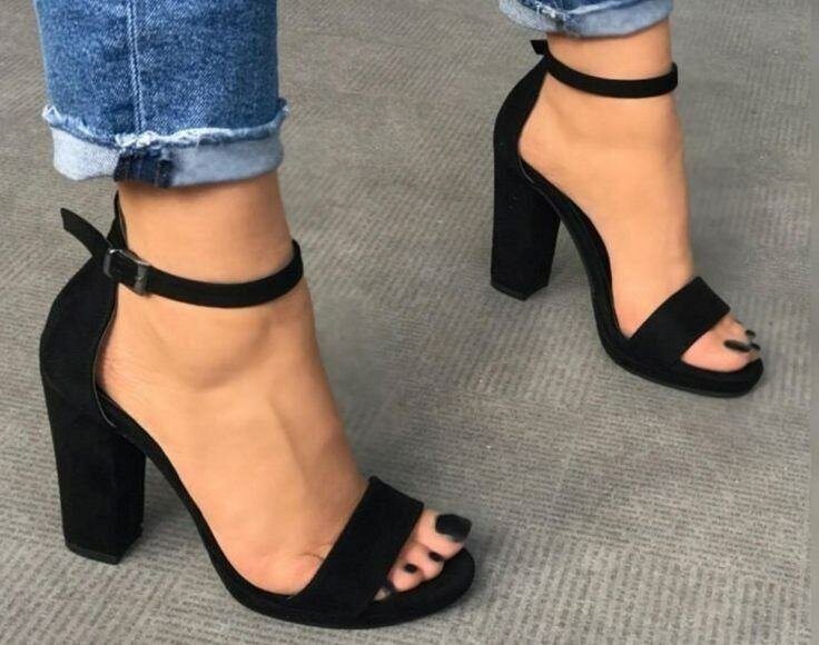 Sandales à talons noirs élégantes