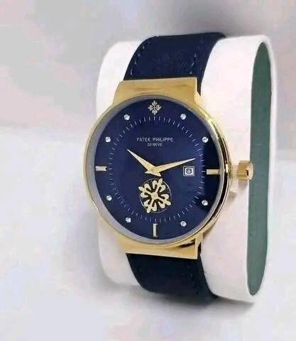 Montre élégante en or avec bracelet en cuir