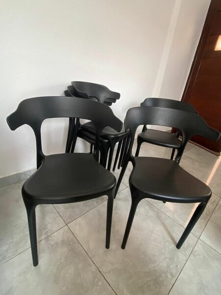 Chaises noires élégantes