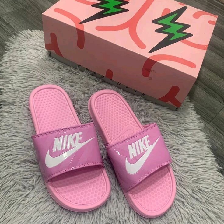 Claquettes Nike élégantes