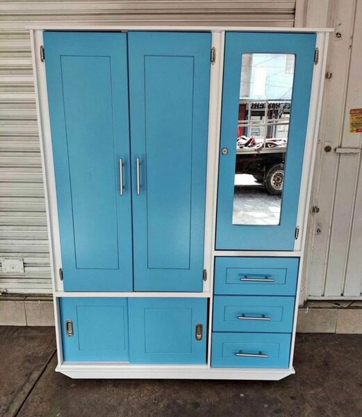 Armoire bleue avec miroir