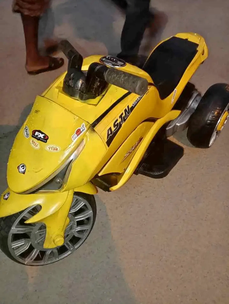 Trottinette électrique enfant jaune