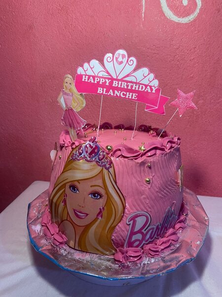 Gâteau d'anniversaire Barbie rose