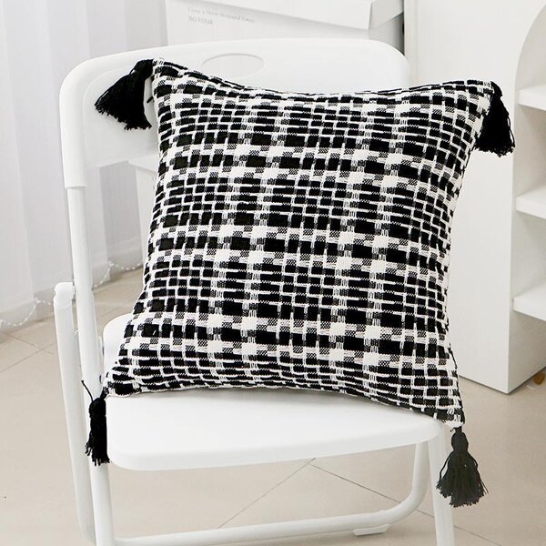Coussin à carreaux noir et blanc