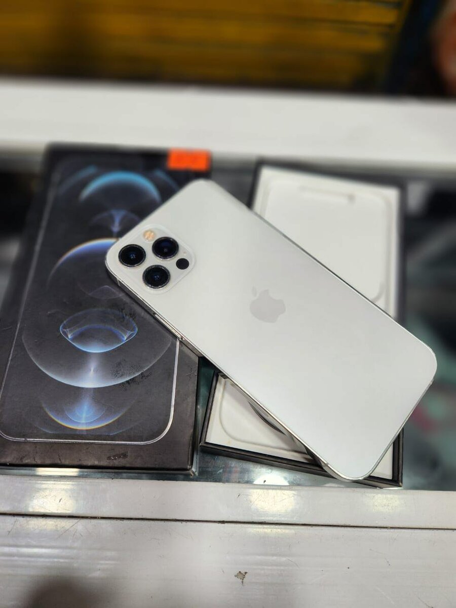 12 pro 128giga avec son carton