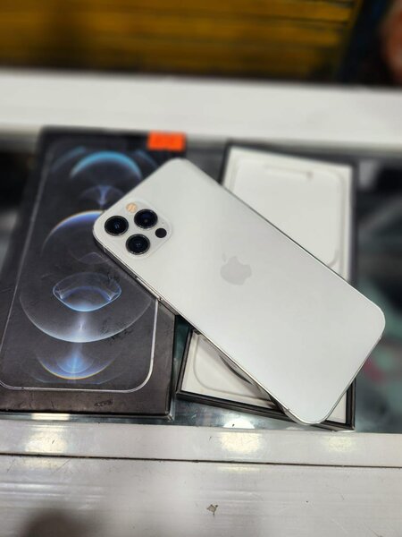 12 pro 128giga avec son carton