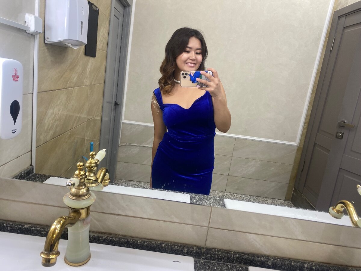 Шикарное платье.С разрезом и со стразами на плечах.