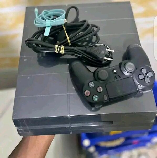 Console PS4 avec manette