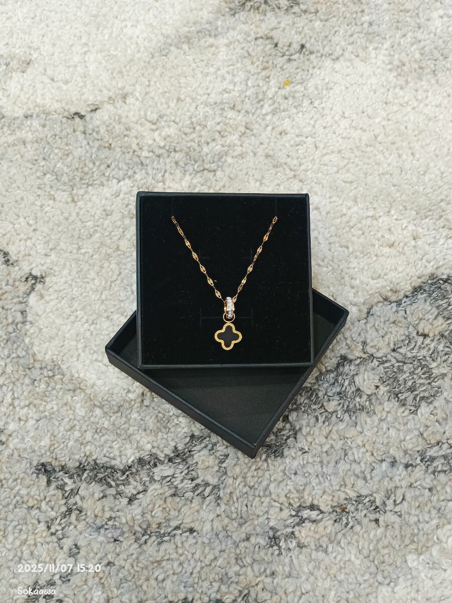 Collier Pendentif Doré Élégant