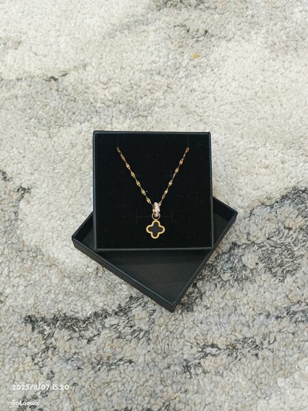 Collier Pendentif Doré Élégant