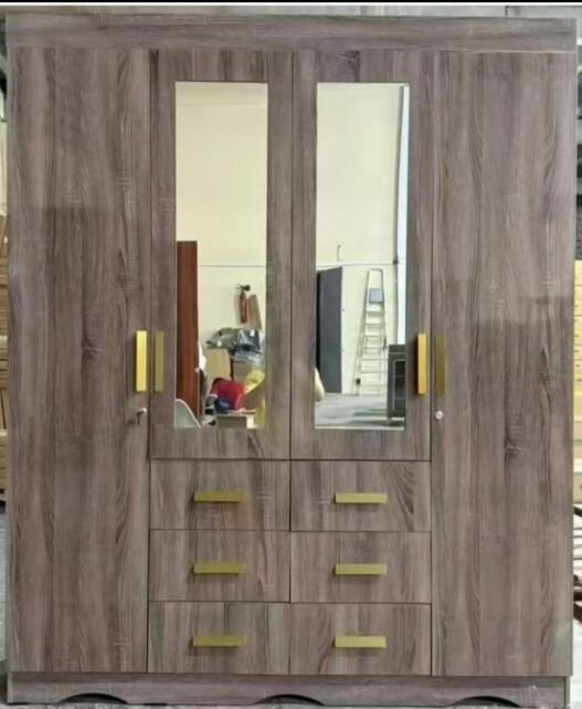 Armoire en bois avec miroirs