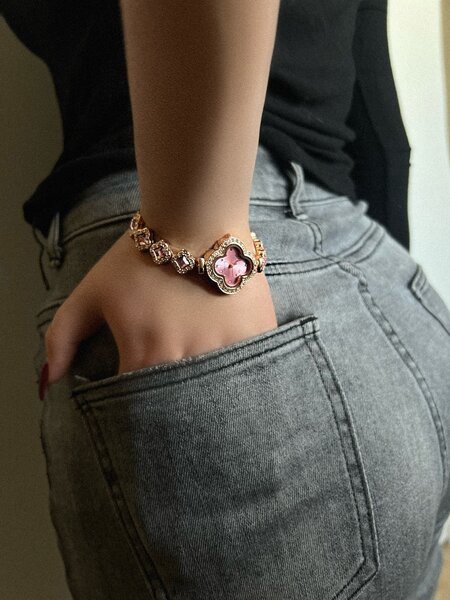 Розовые часы Van Cleef