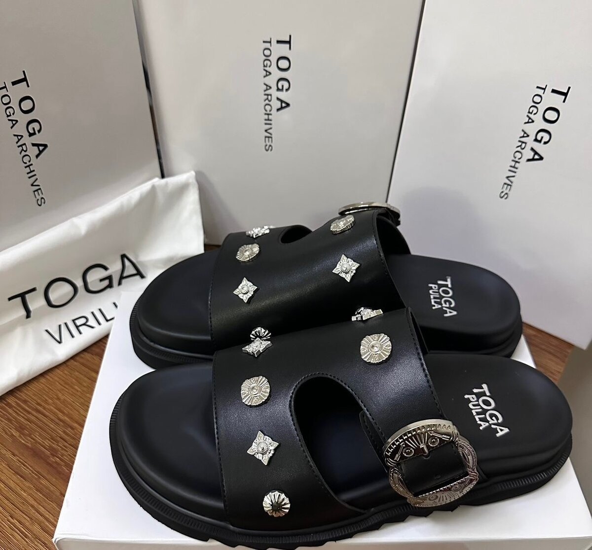 Sandales décorées en cuir noir