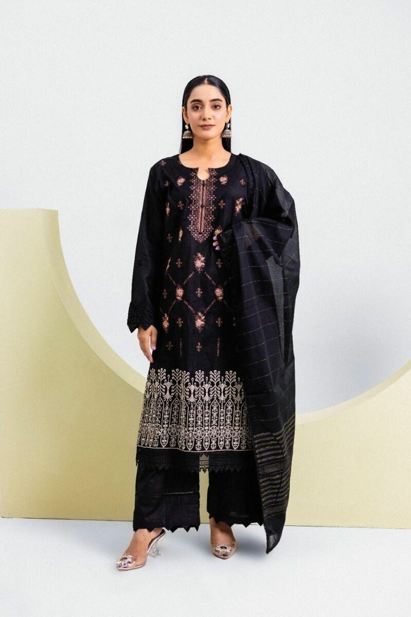 Women's stunning embroidered lawn suit three pieces