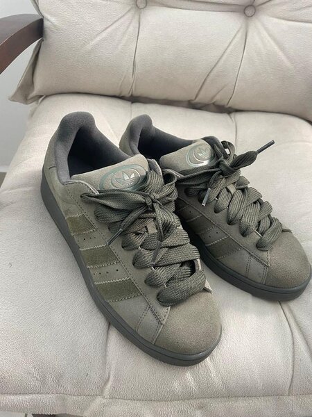 Baskets en daim vertes