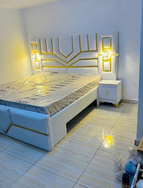 Lit moderne en cuir blanc