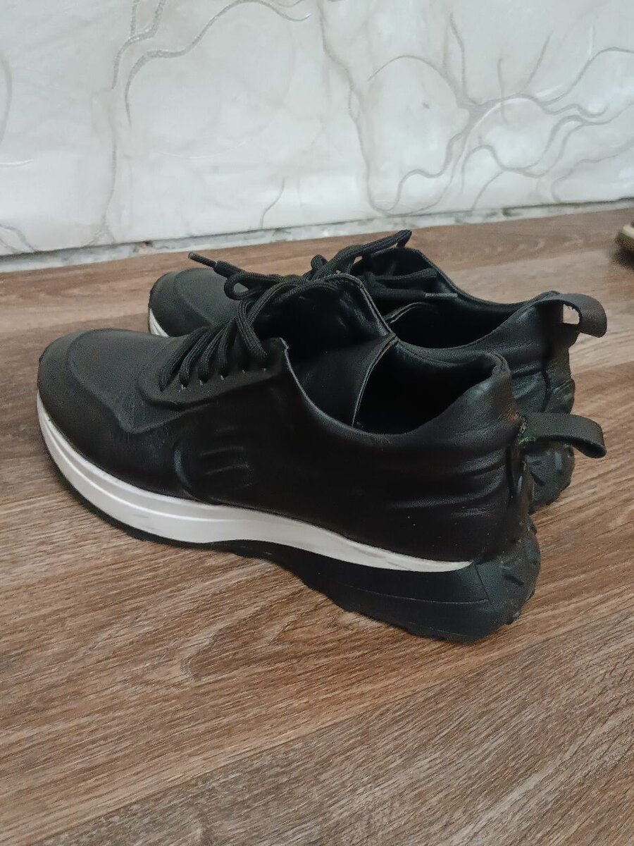 Женские кроссовки