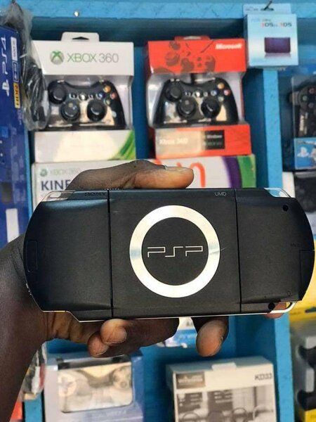 PSP QUASI NEUF AVEC 30JEUX INSTALLÉ