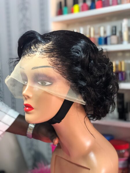 Perruque en dentelle bouclée